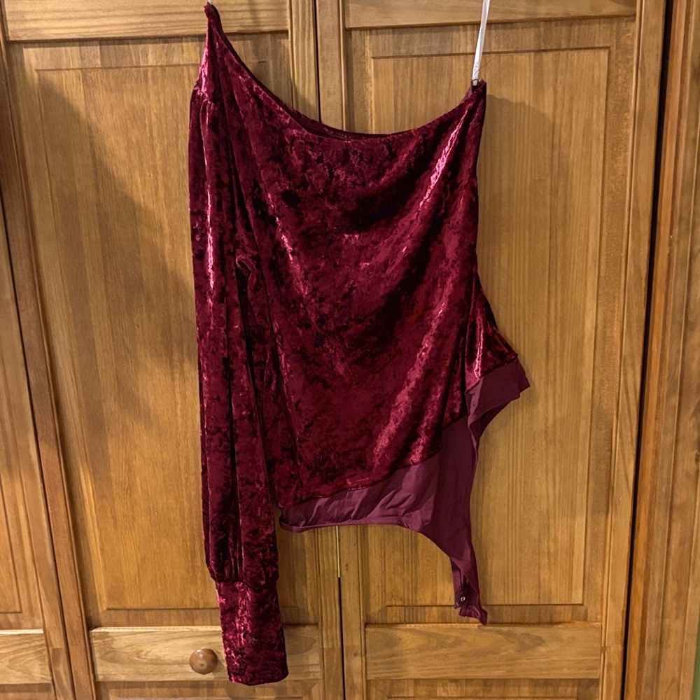 Lulu’s Velvet Bodysuit in Deep Red Half sleeve